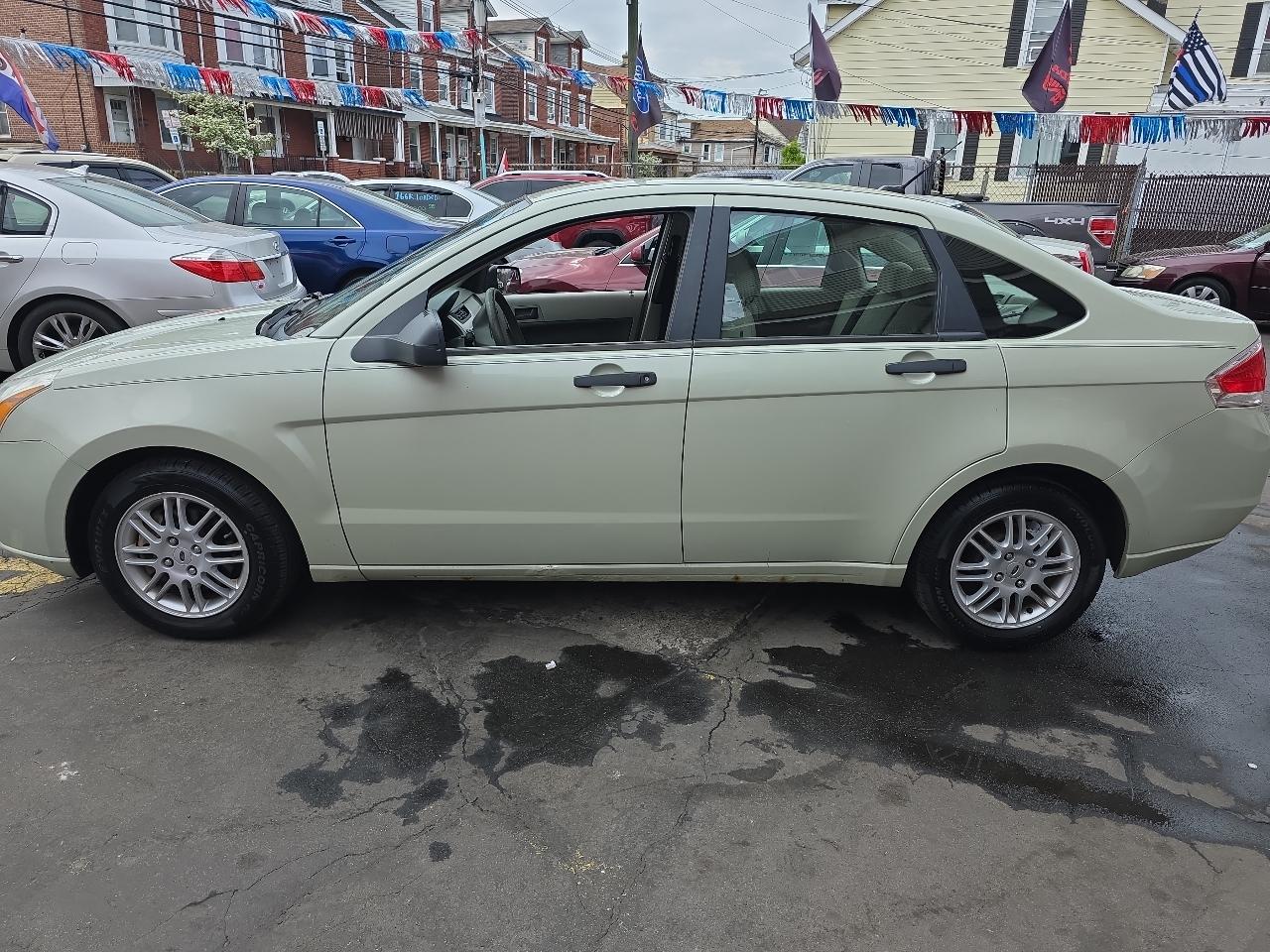 Ford Focus SE Sedan 2010