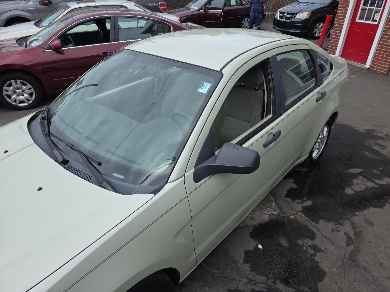 Ford Focus SE Sedan 2010