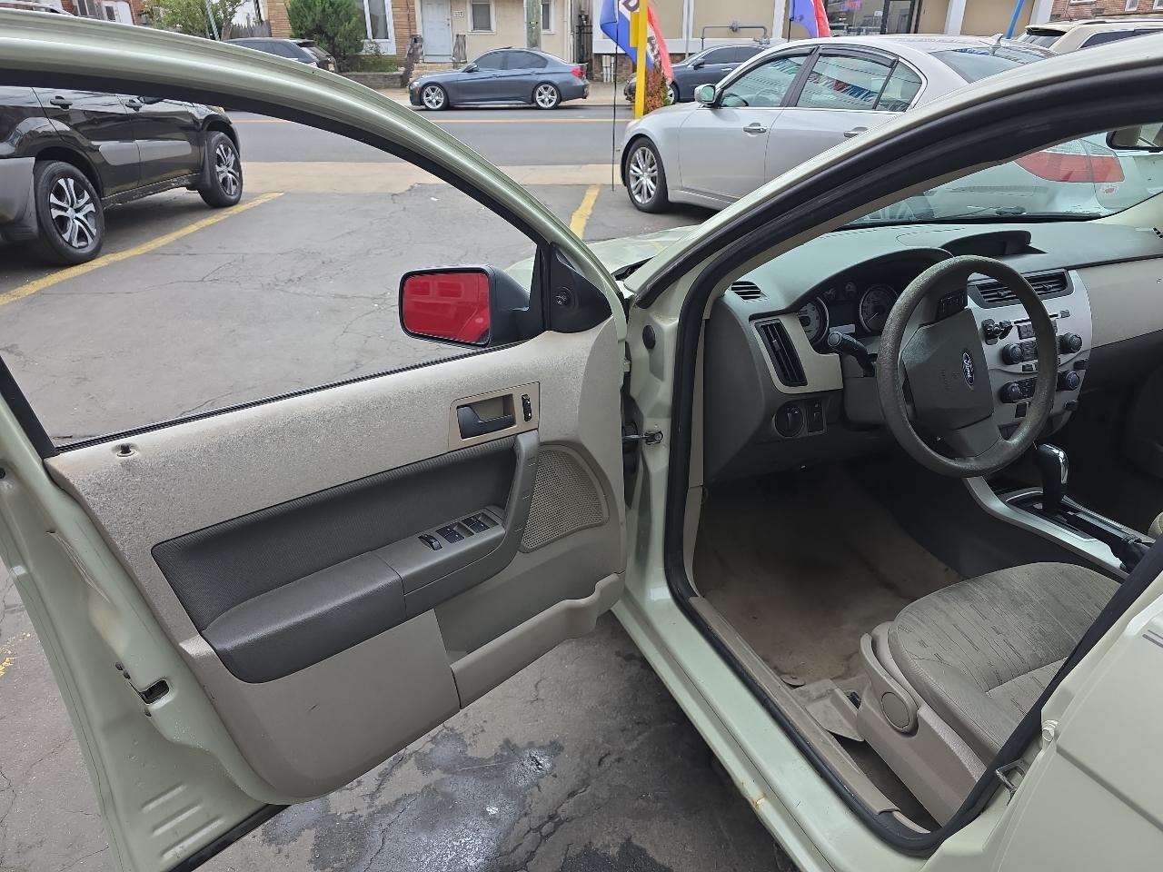 Ford Focus SE Sedan 2010