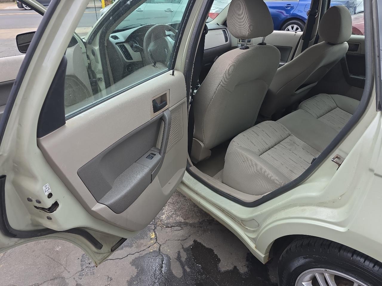 Ford Focus SE Sedan 2010