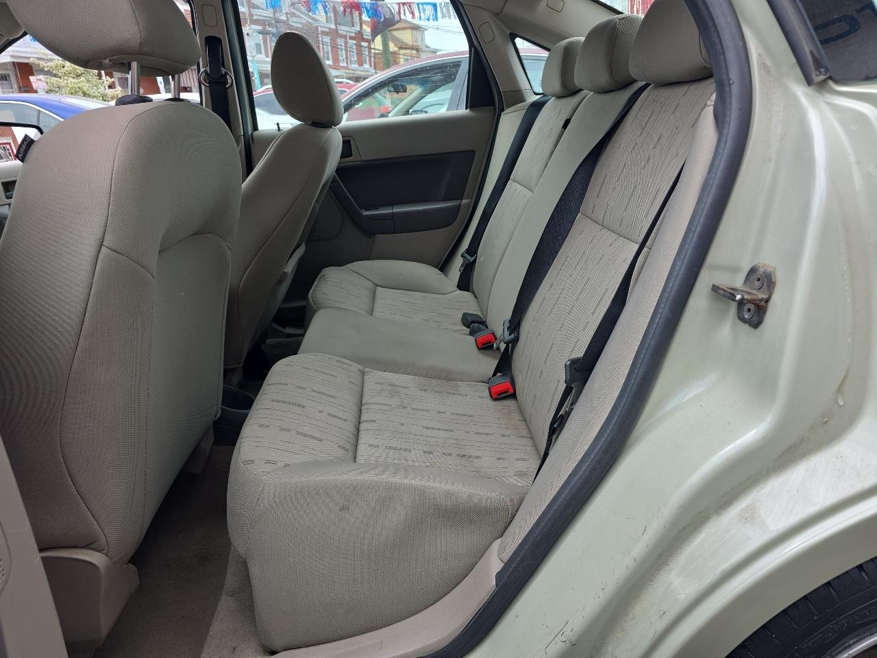 Ford Focus SE Sedan 2010