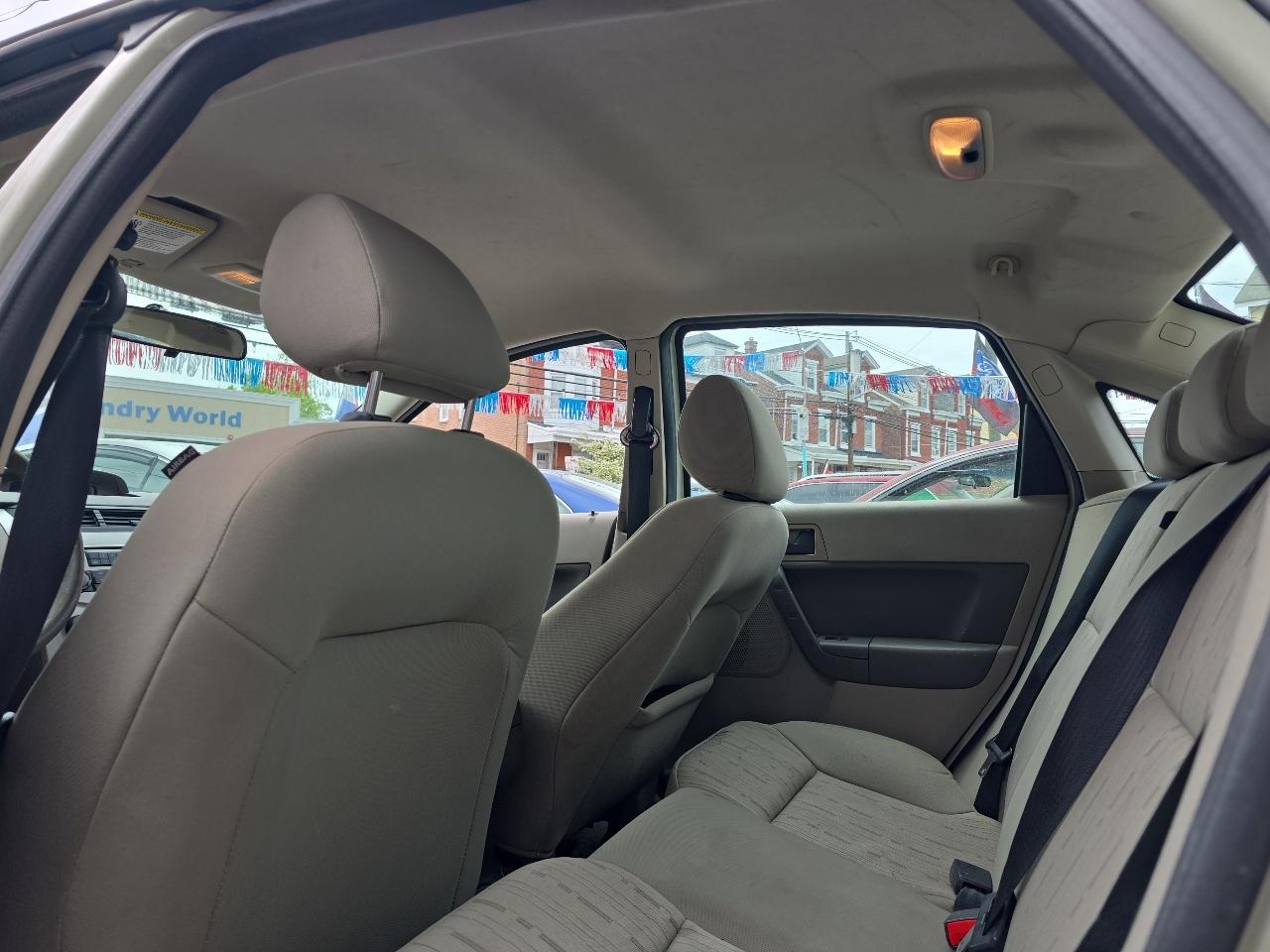 Ford Focus SE Sedan 2010