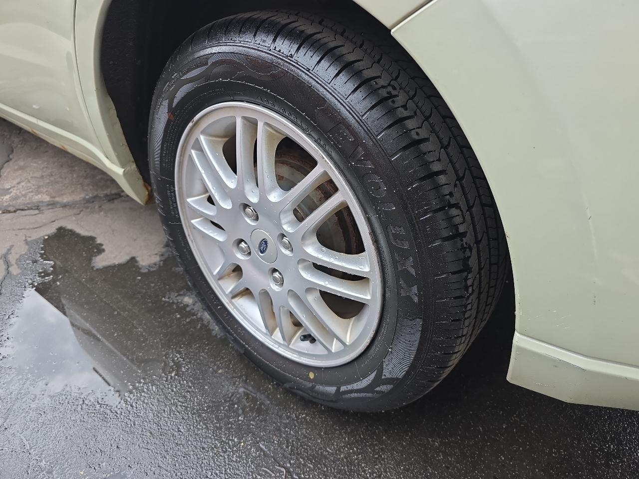 Ford Focus SE Sedan 2010