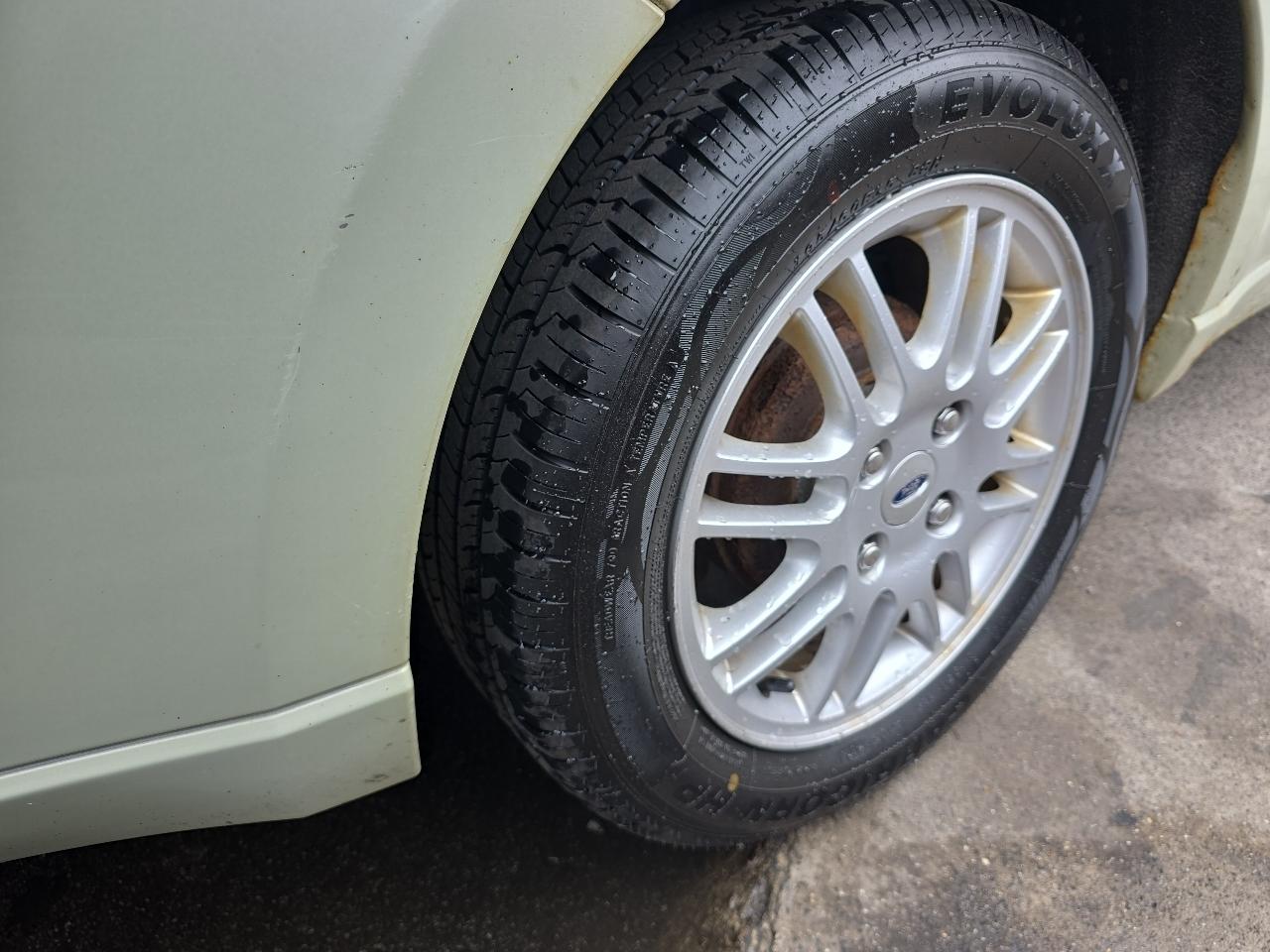 Ford Focus SE Sedan 2010