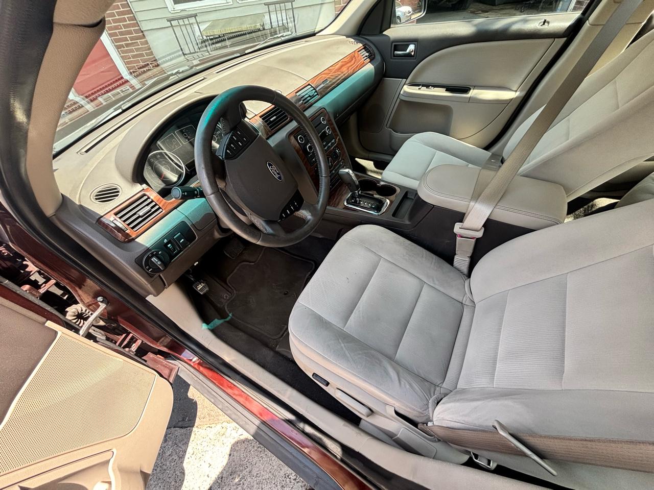 Ford Taurus SE FWD 2009