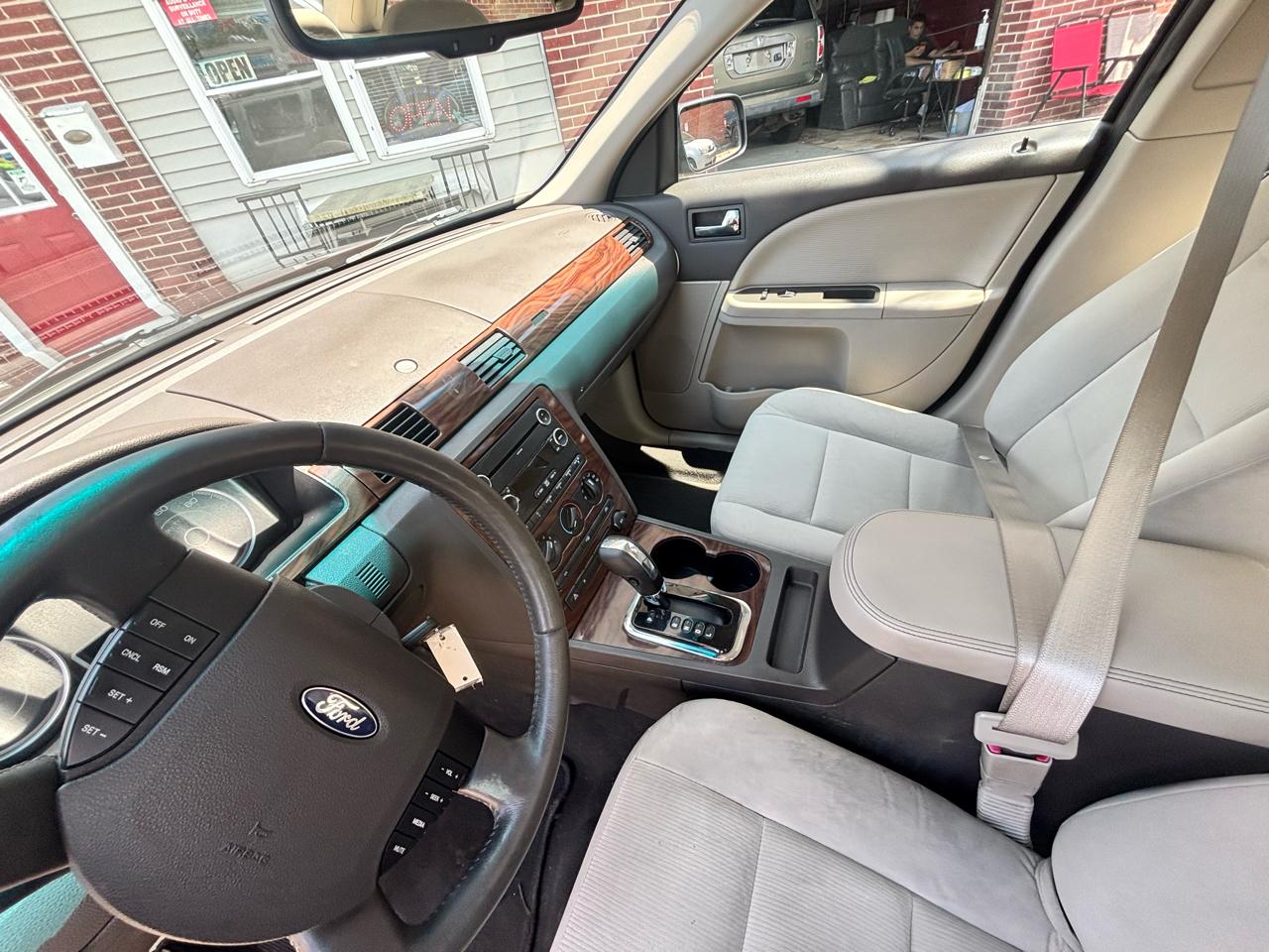 Ford Taurus SE FWD 2009