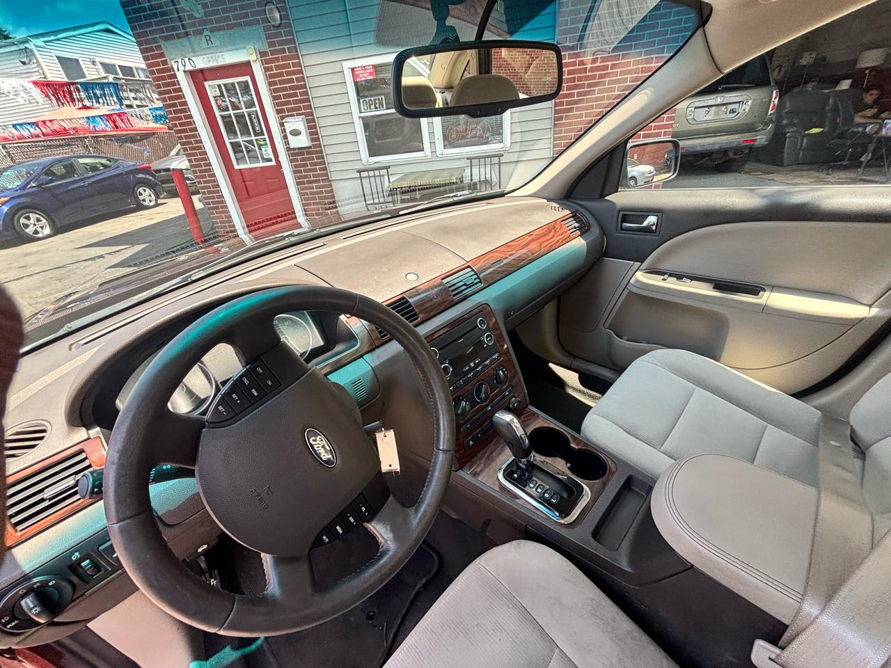 Ford Taurus SE FWD 2009