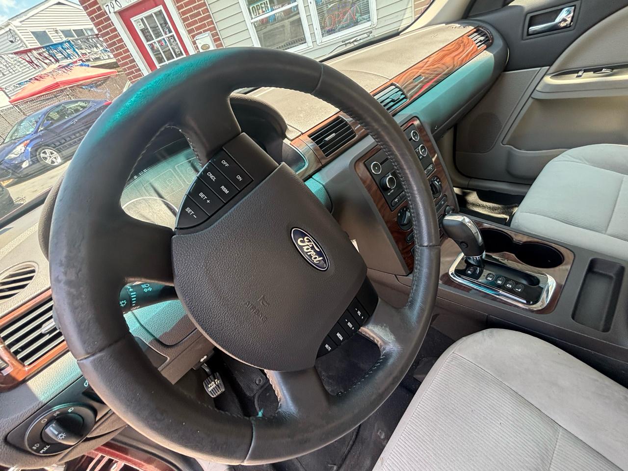 Ford Taurus SE FWD 2009