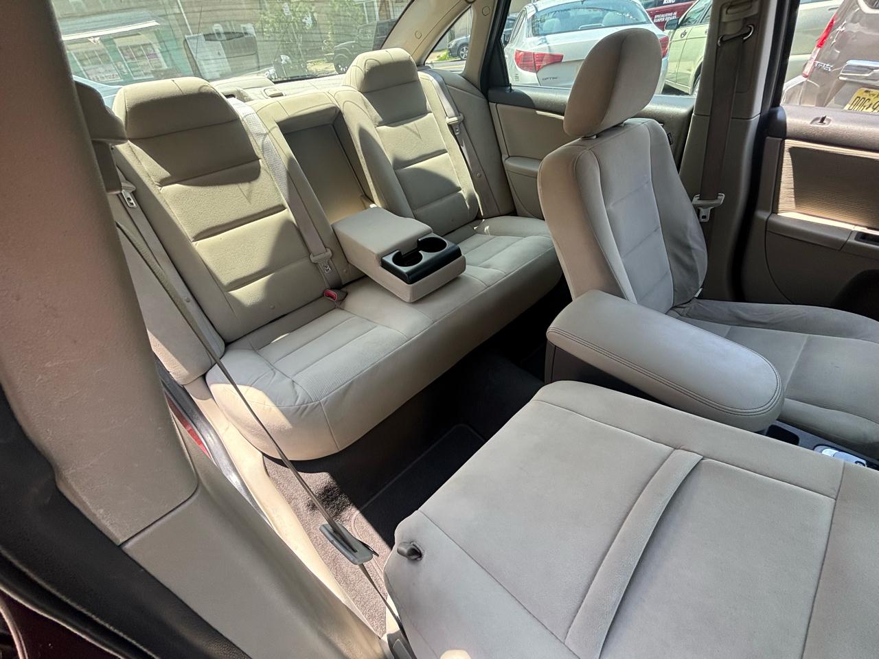 Ford Taurus SE FWD 2009