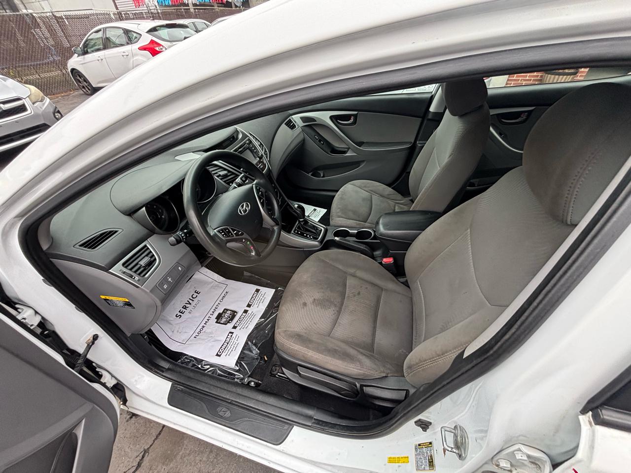 Hyundai Elantra SE 6AT 2015