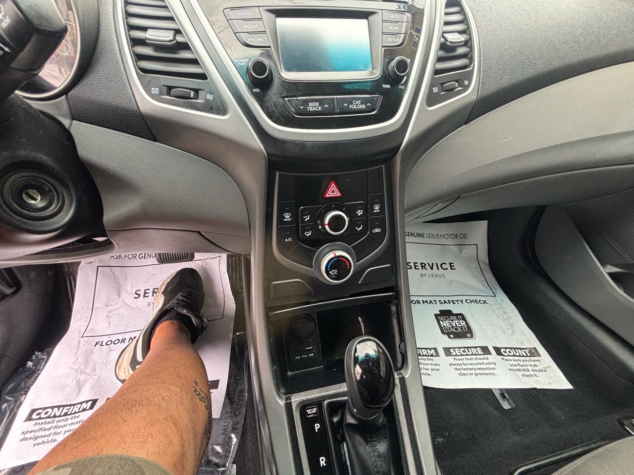 Hyundai Elantra SE 6AT 2015