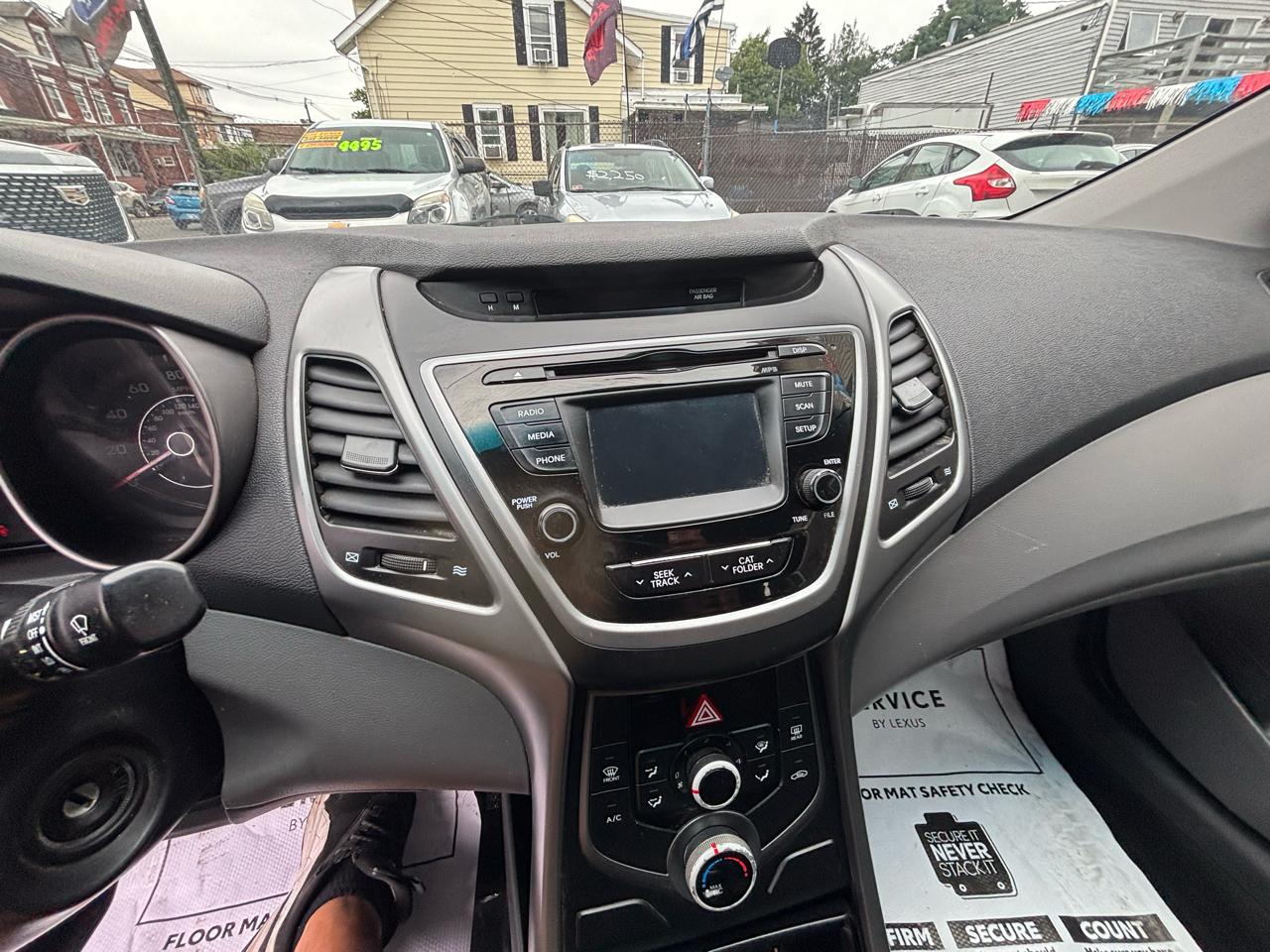 Hyundai Elantra SE 6AT 2015