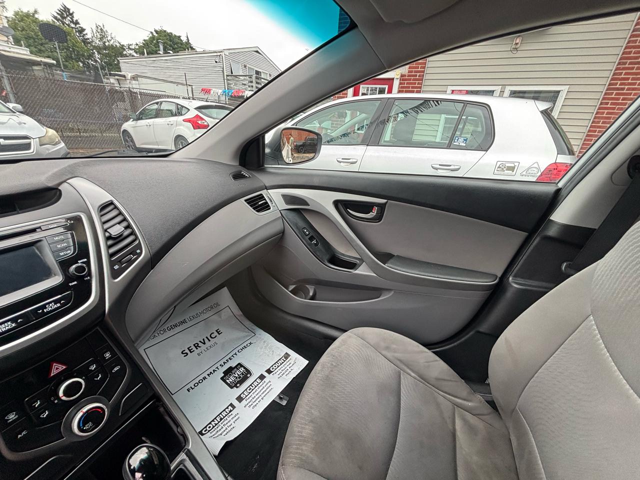 Hyundai Elantra SE 6AT 2015