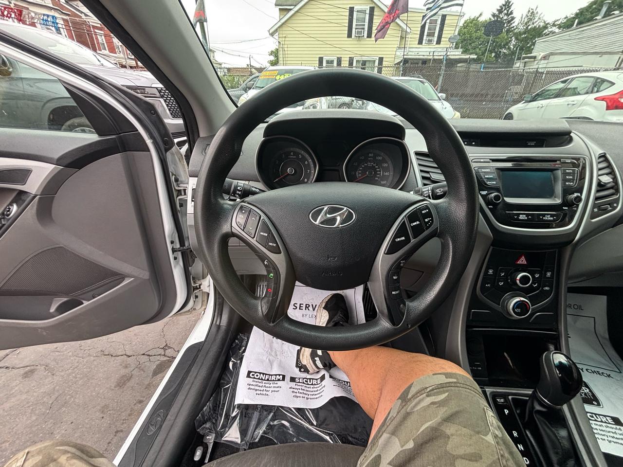 Hyundai Elantra SE 6AT 2015