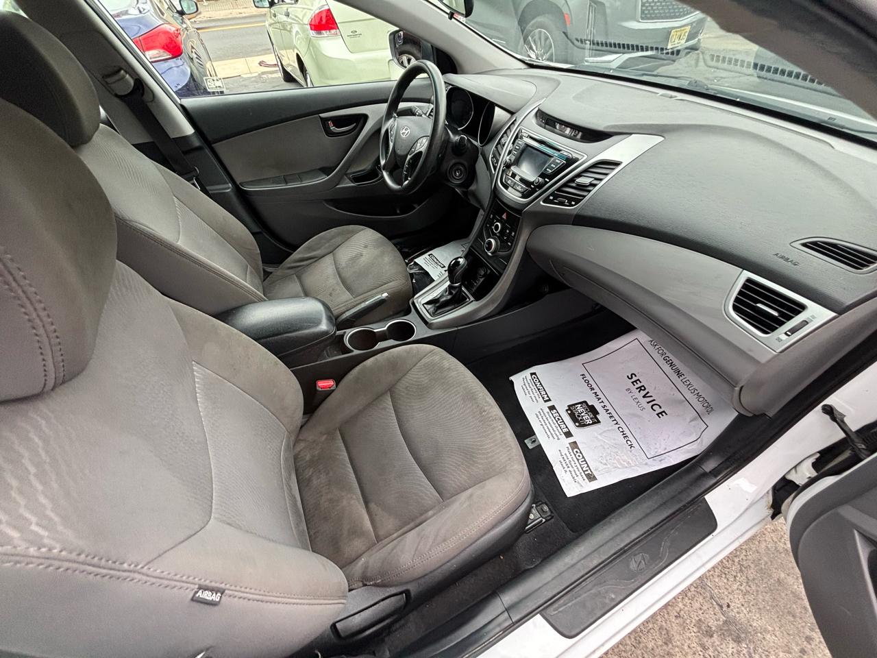 Hyundai Elantra SE 6AT 2015
