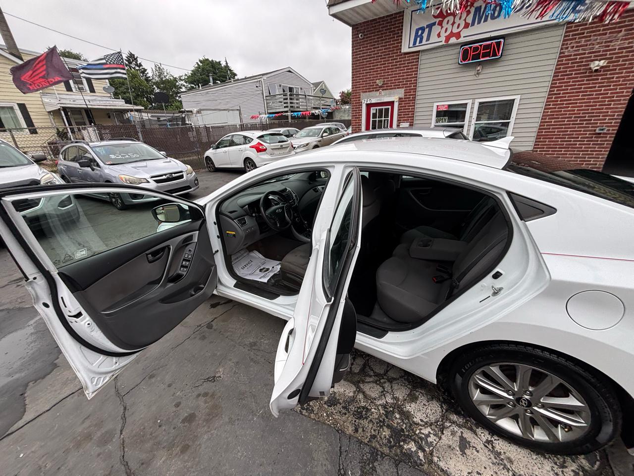 Hyundai Elantra SE 6AT 2015