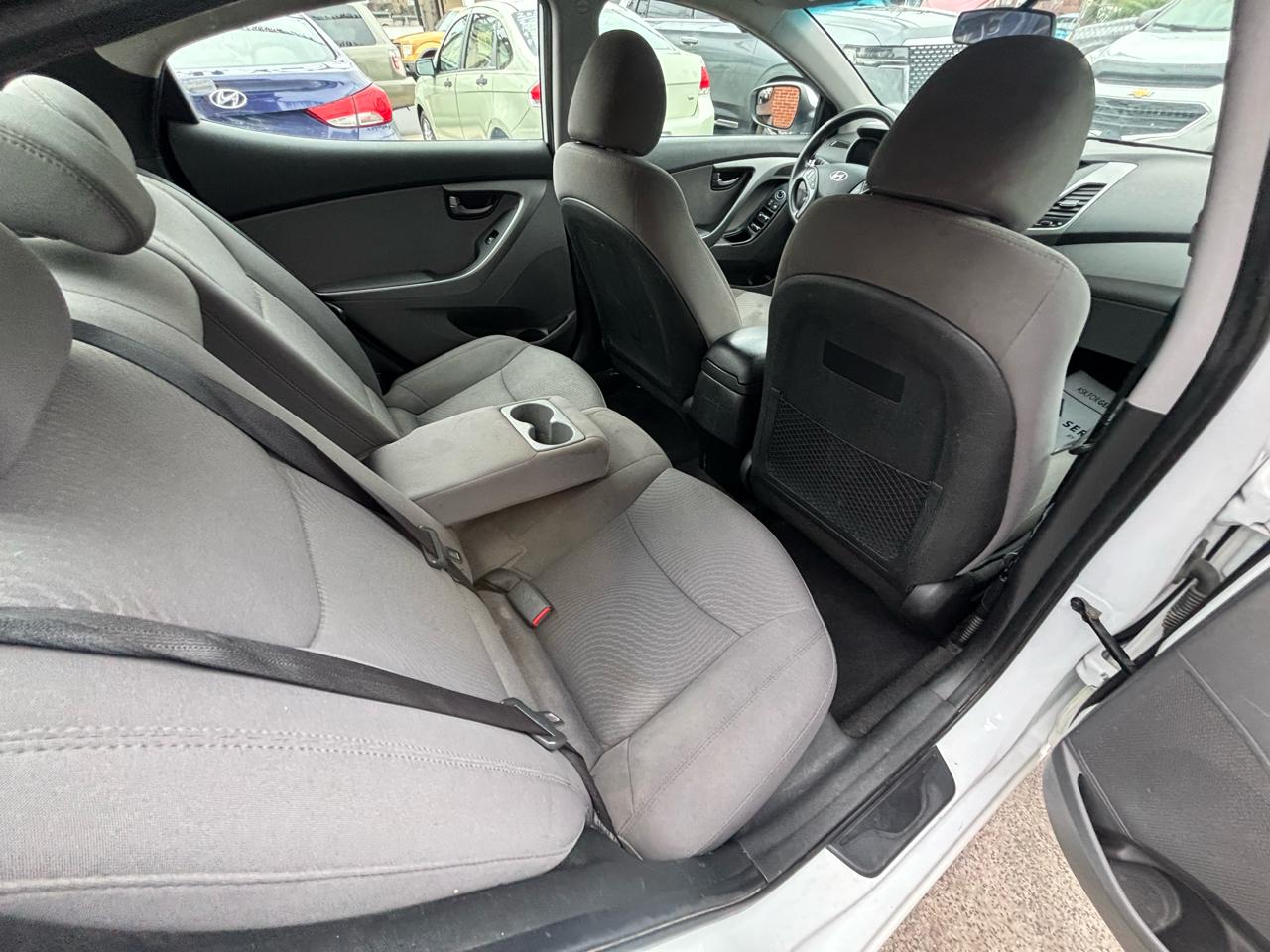 Hyundai Elantra SE 6AT 2015