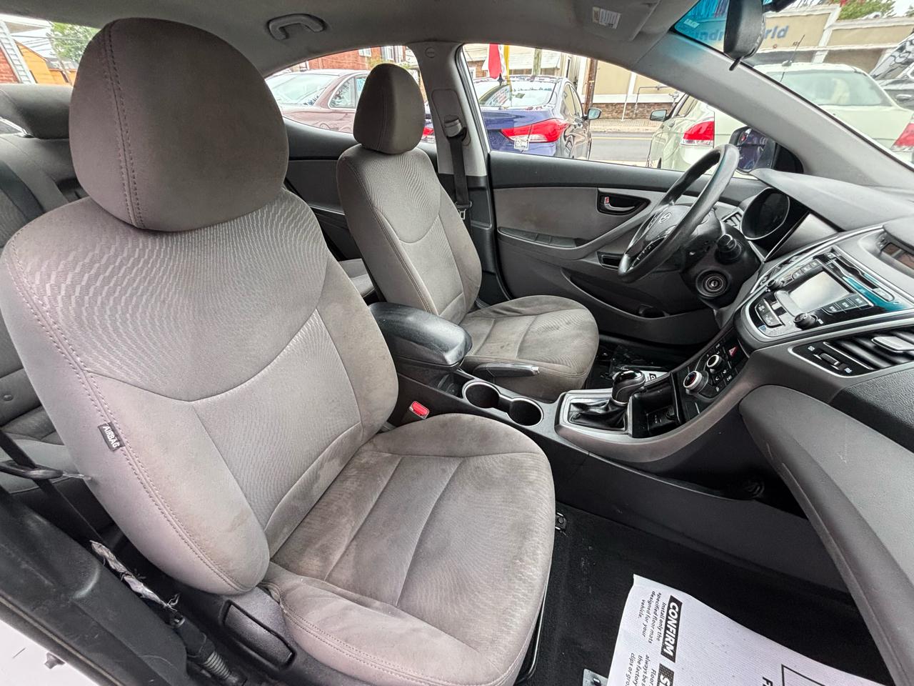 Hyundai Elantra SE 6AT 2015