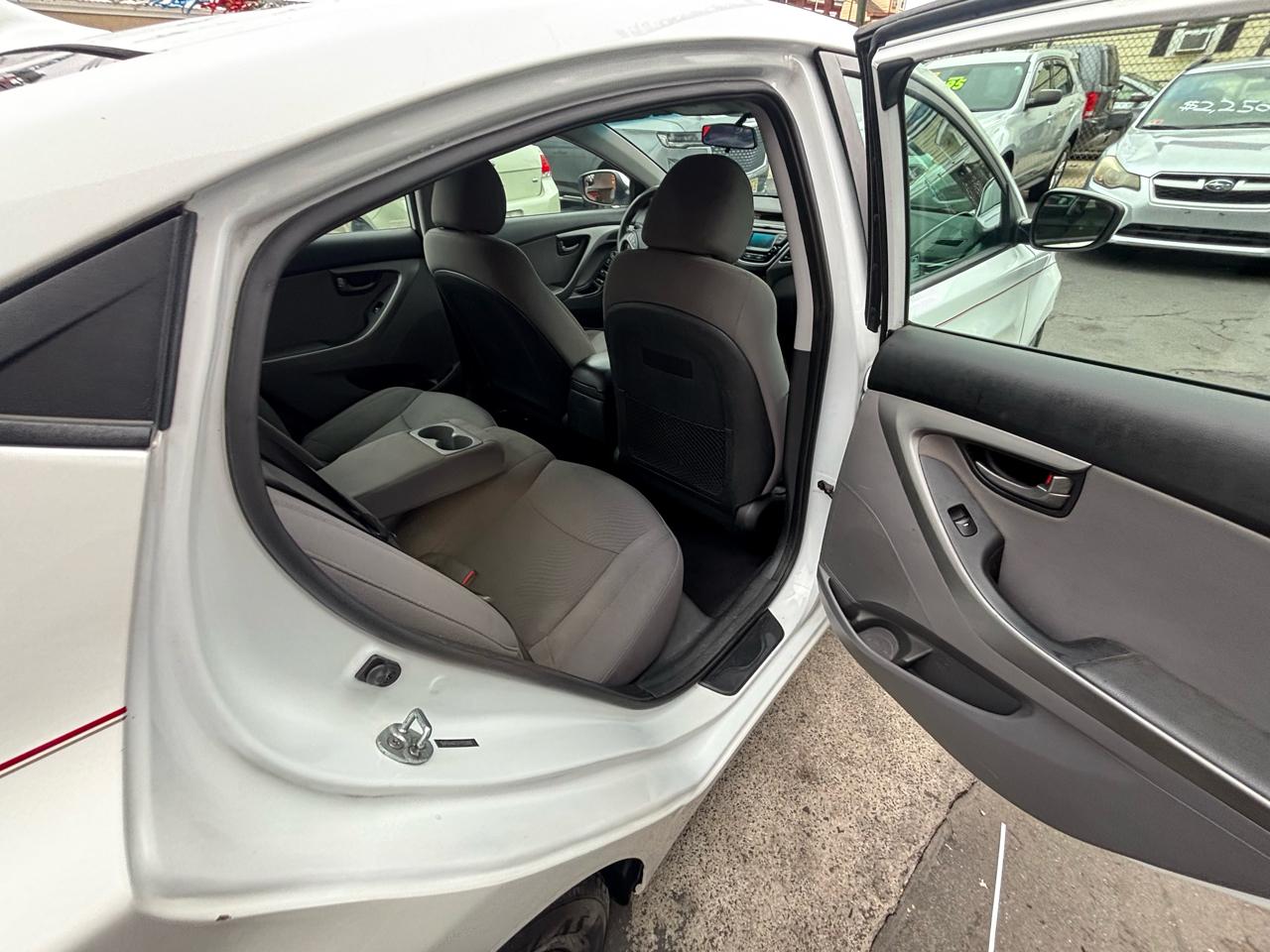 Hyundai Elantra SE 6AT 2015