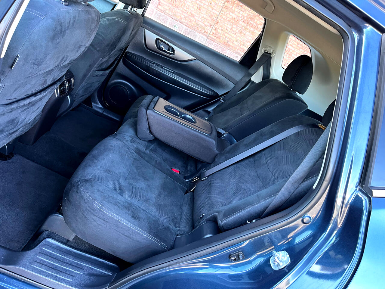 2016 Nissan Rogue SV photo 16