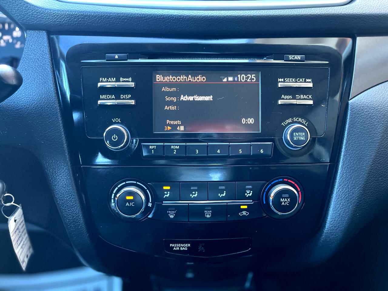 2016 Nissan Rogue SV photo 23