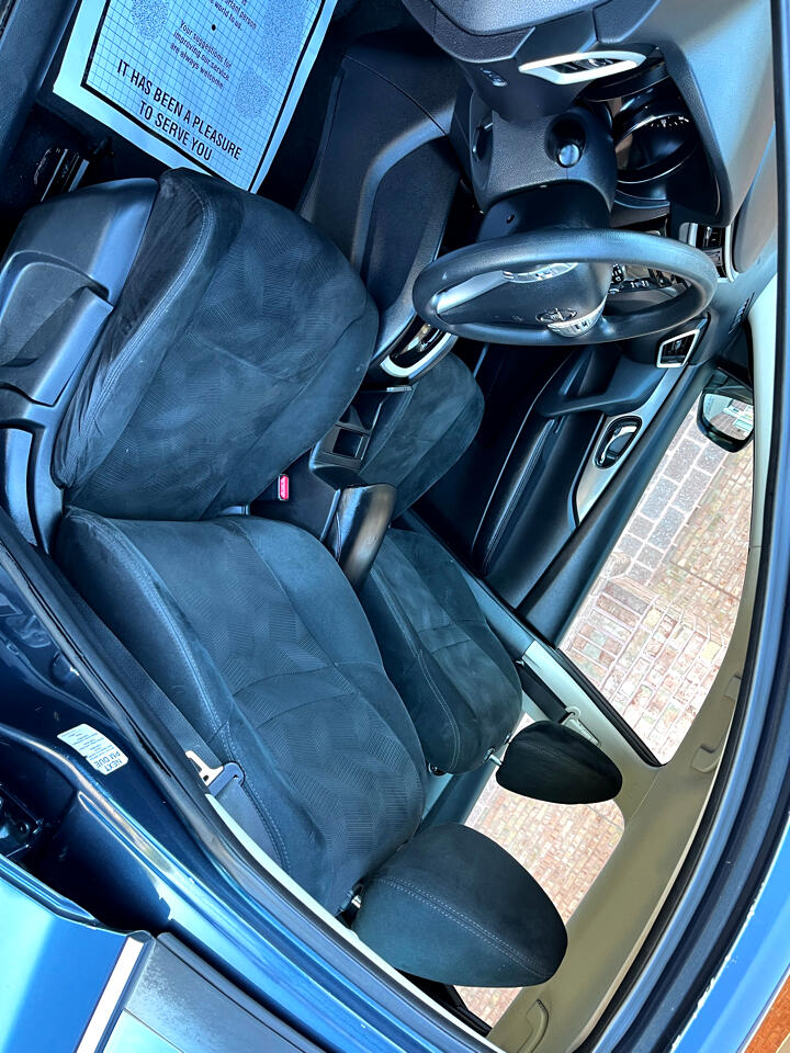 2016 Nissan Rogue SV photo 25