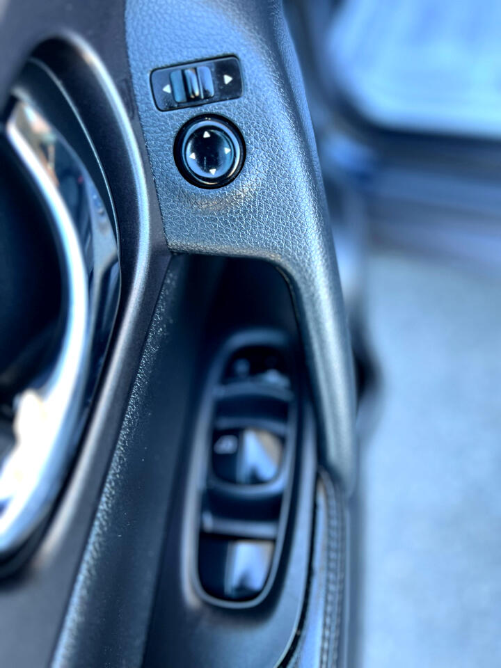 2016 Nissan Rogue SV photo 26