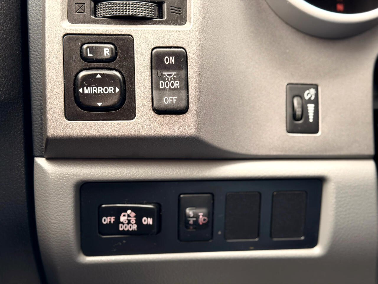 Toyota Tundra Tundra-Grade 5.7L CrewMax 2WD 2013