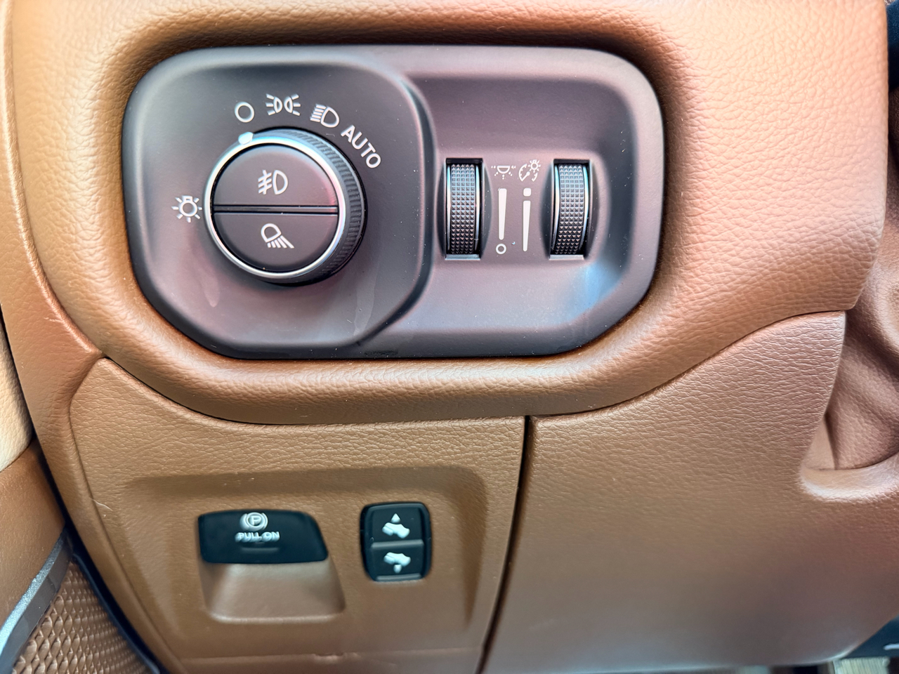 RAM 1500 Laramie Crew Cab SWB 4WD 2019