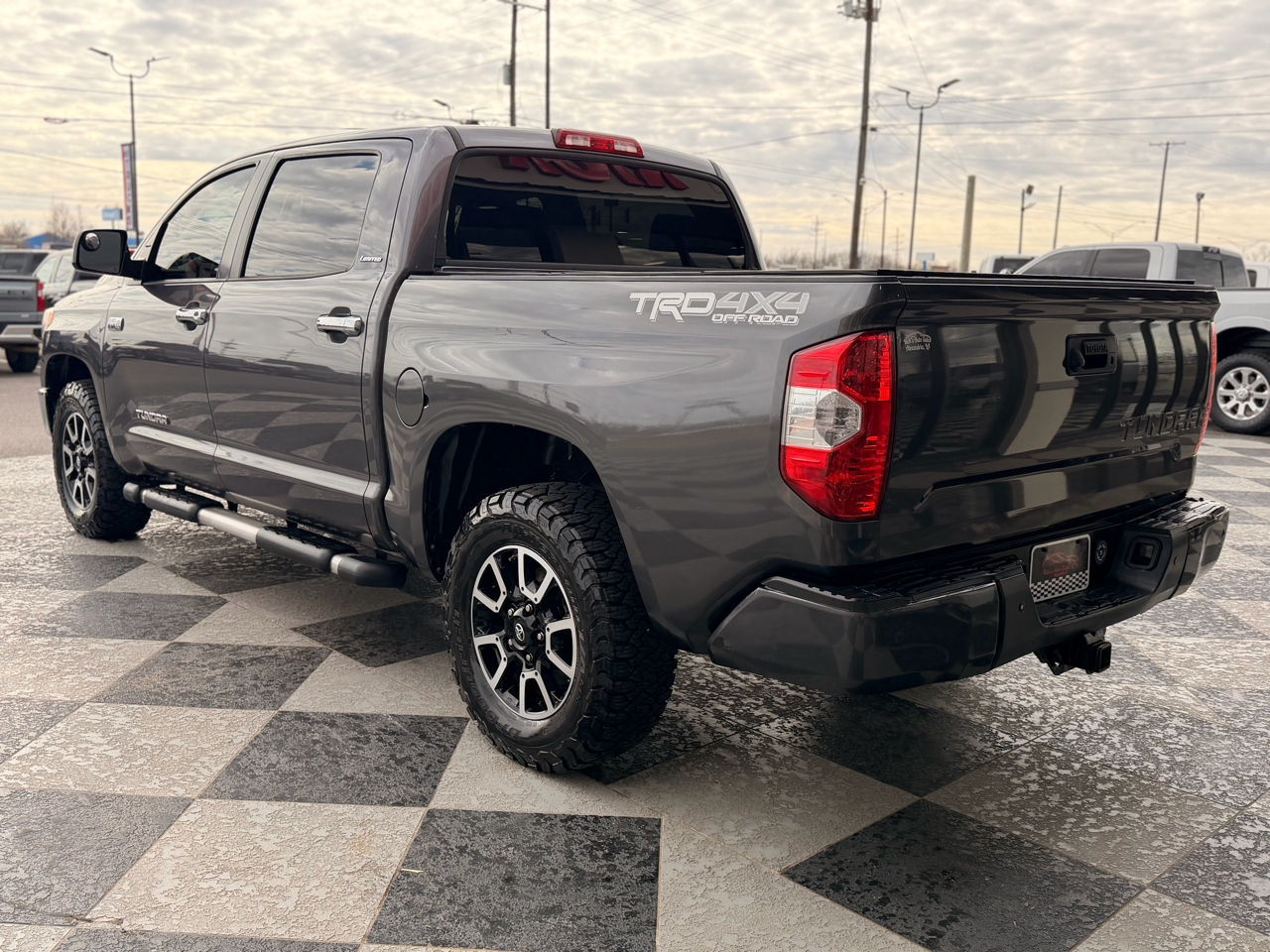 Toyota Tundra Limited 5.7L CrewMax 4WD 2017