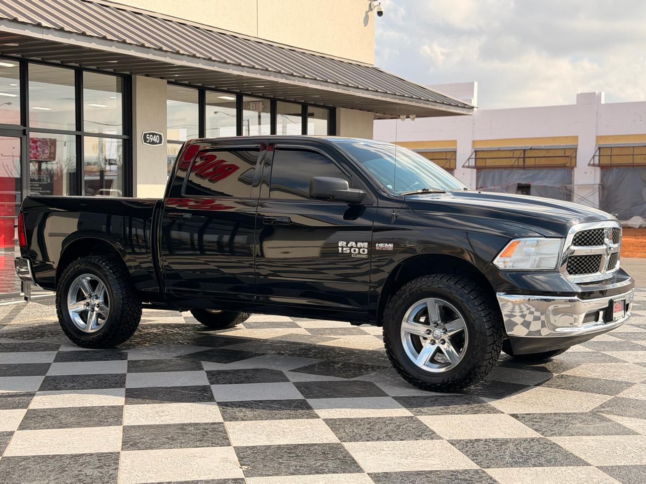 RAM 1500 Classic SLT Crew Cab SWB 4WD 2019