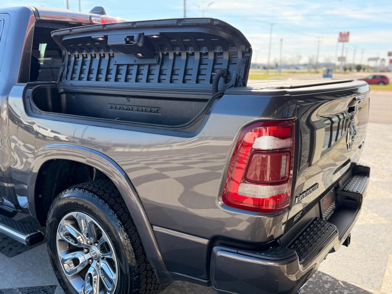 RAM 1500 Laramie Crew Cab SWB 4WD 2019