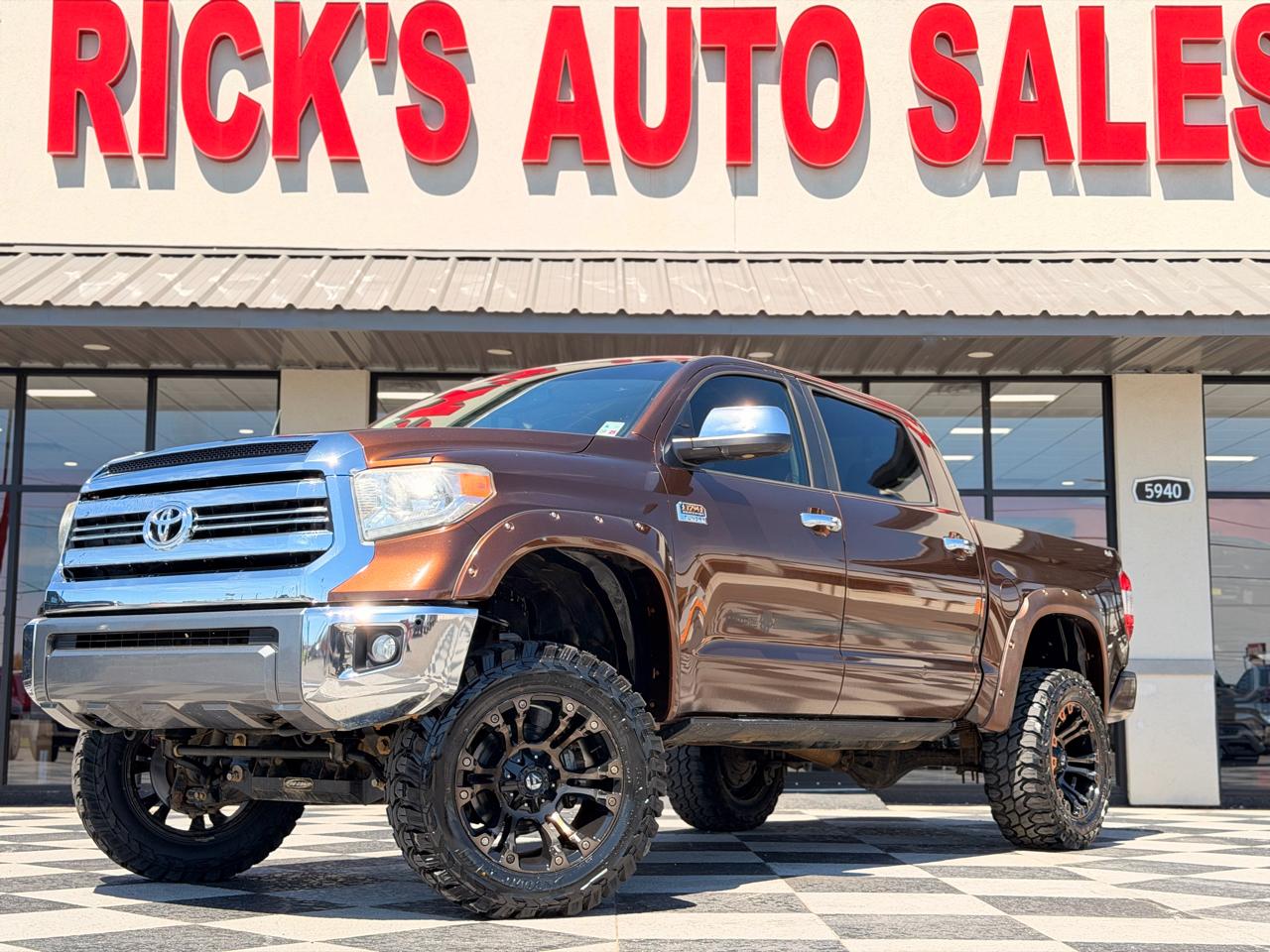 Toyota Tundra Platinum CrewMax 5.7L FFV 4WD 2017