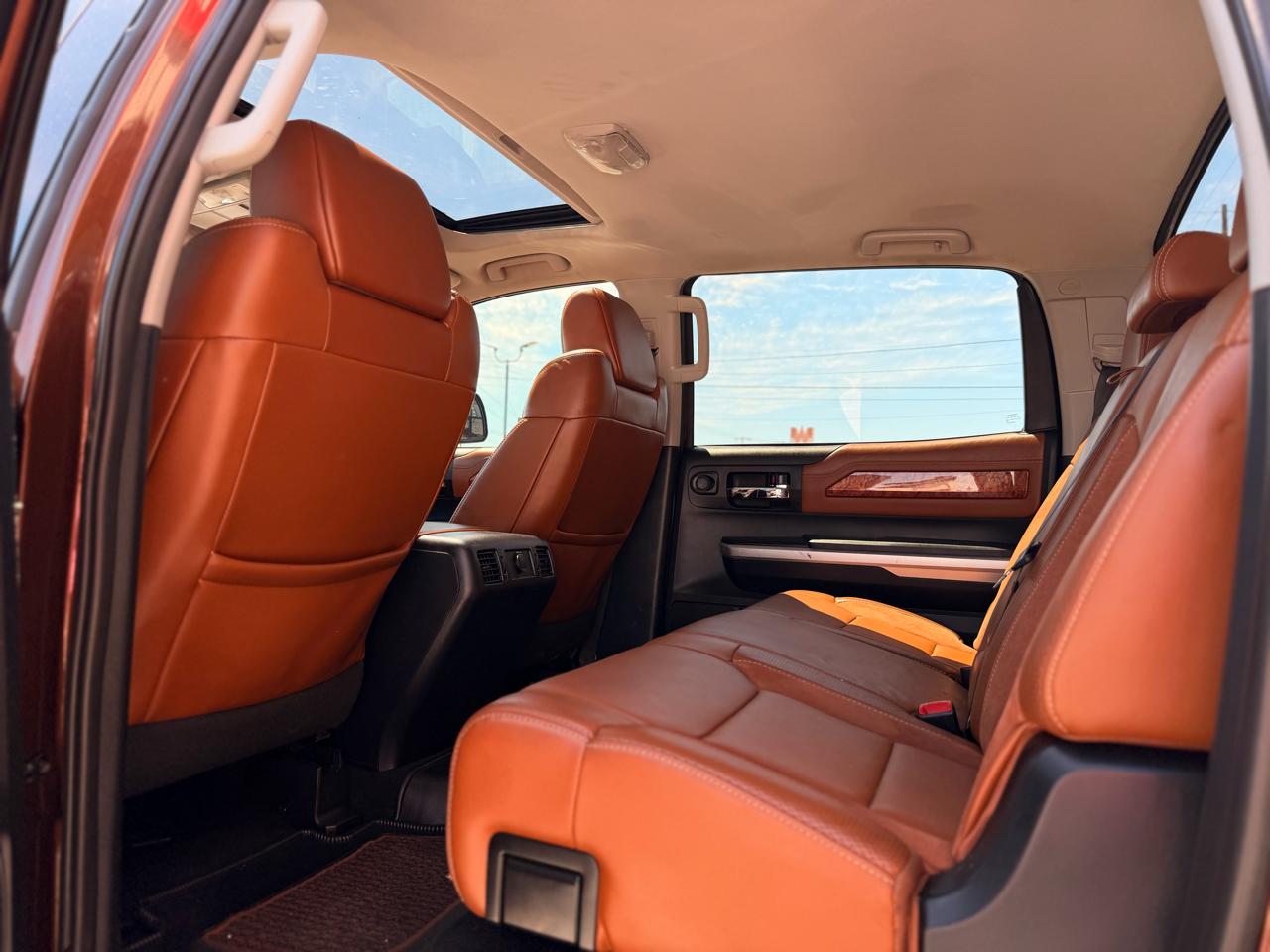 Toyota Tundra Platinum CrewMax 5.7L FFV 4WD 2017