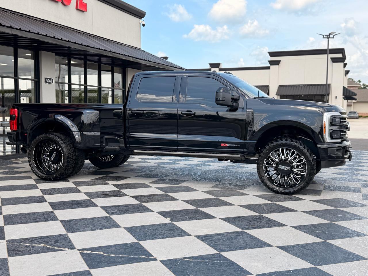 Ford F-350 SD Platinum Crew Cab Long Box 4WD DRW 2025