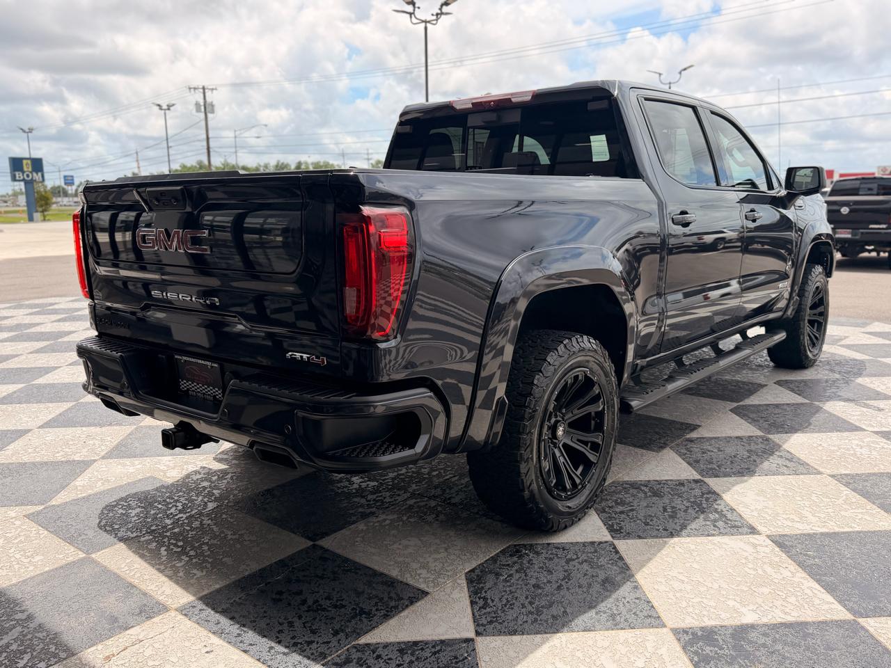 GMC Sierra 1500 AT4 Crew Cab 4WD 2023