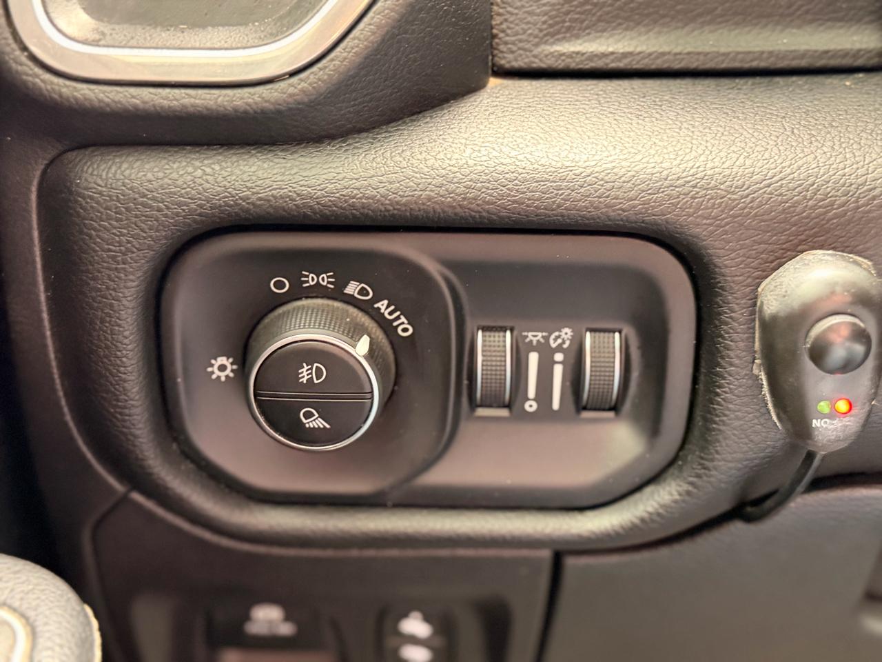 RAM 1500 Laramie Crew Cab SWB 4WD 2021