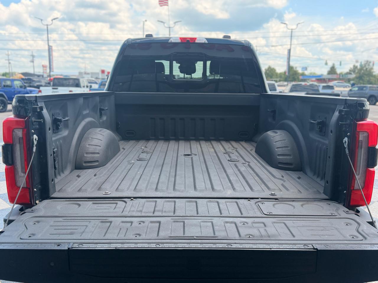 Ford F-350 SD Platinum Crew Cab 4WD 2023