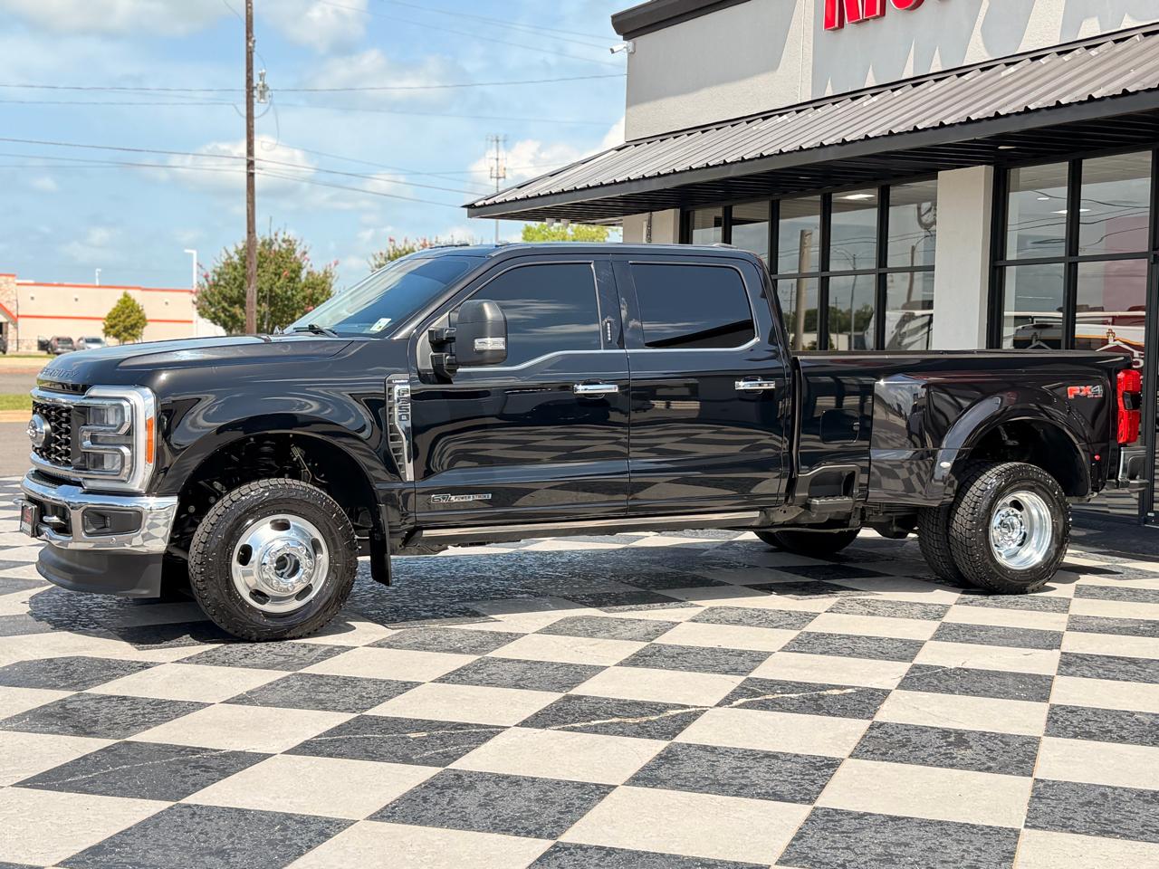 Ford F-350 SD Lariat Crew Cab 4WD 2023