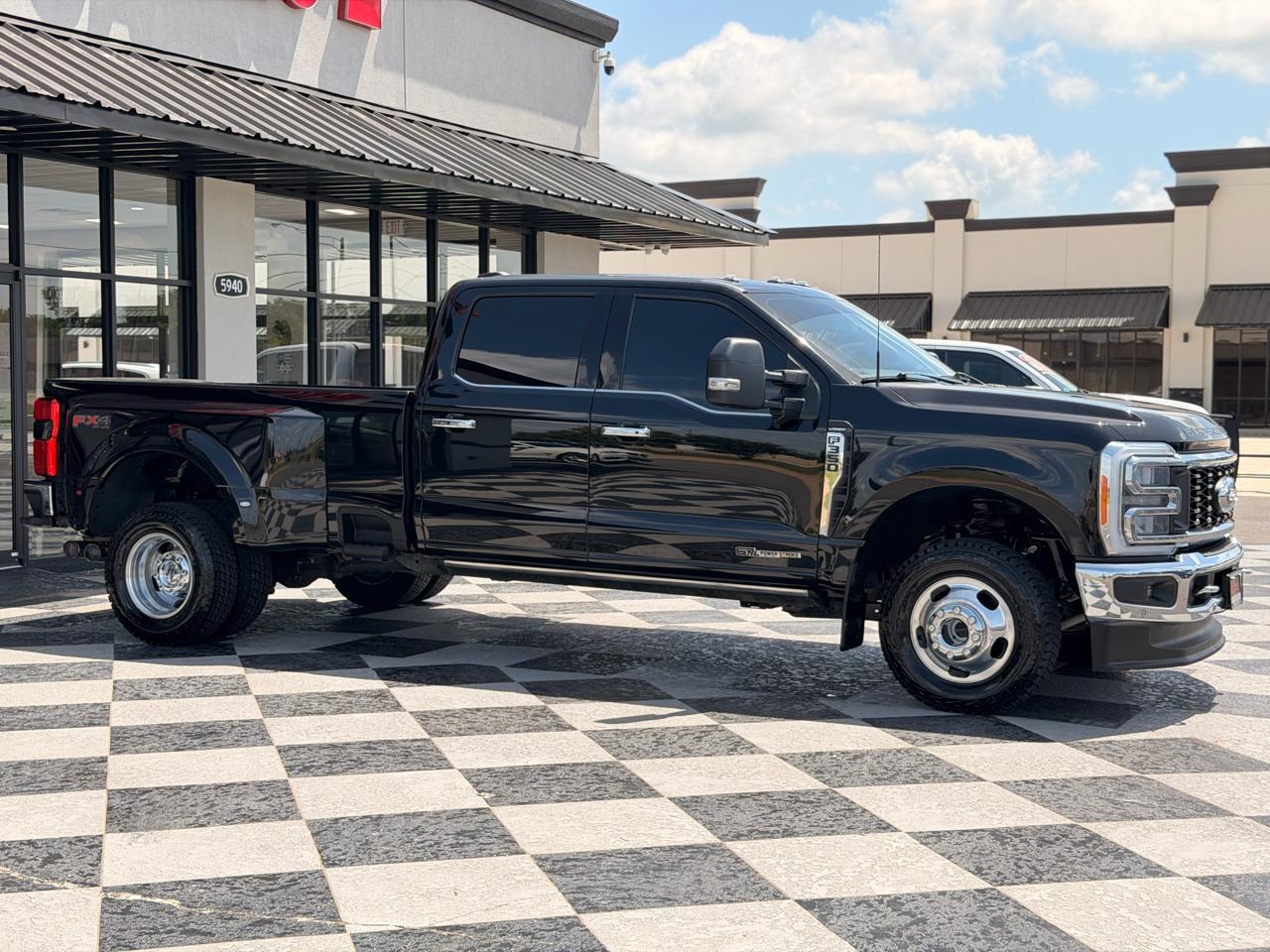 Ford F-350 SD Lariat Crew Cab 4WD 2023