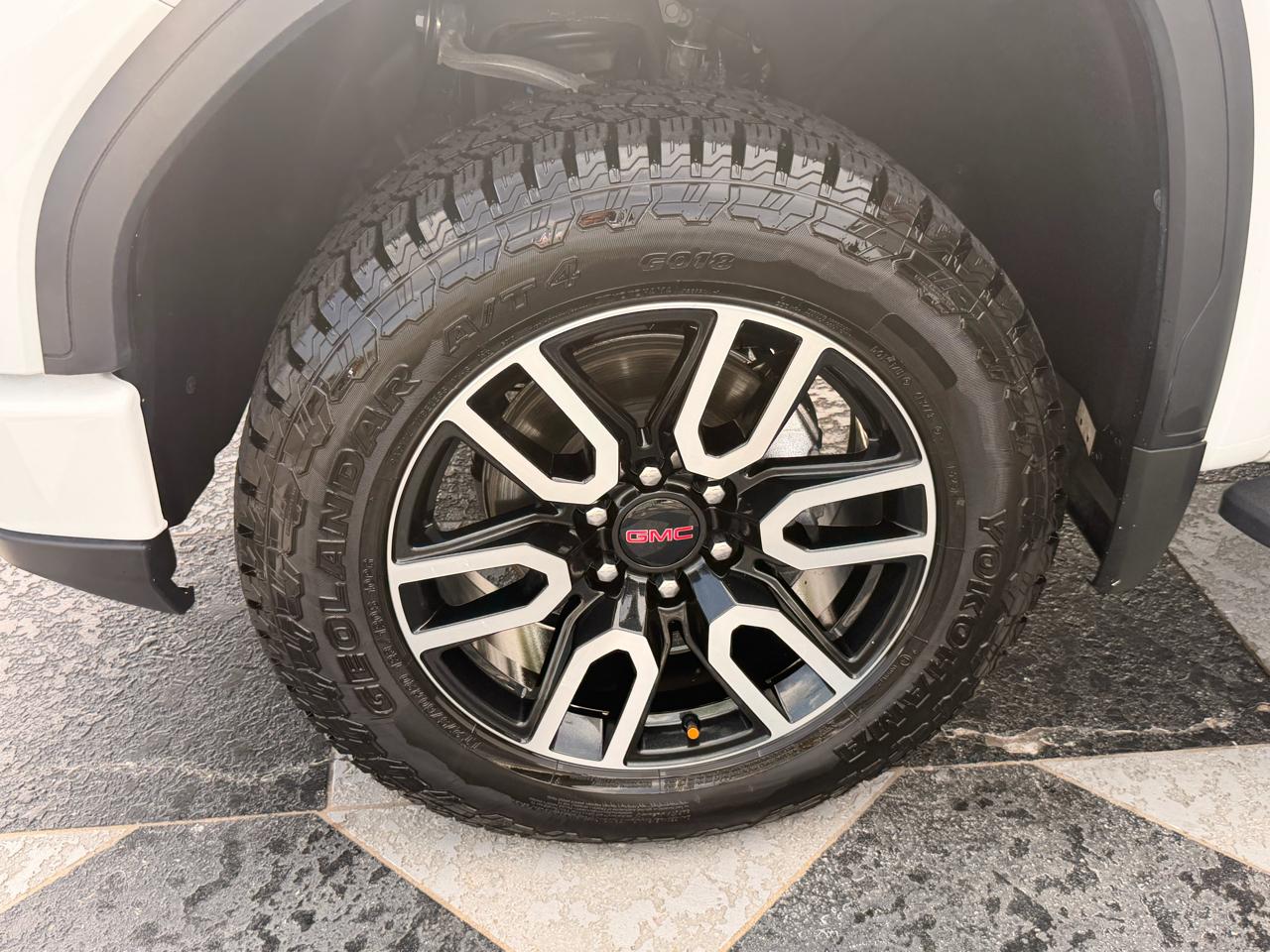 GMC Sierra 1500 AT4 Crew Cab 4WD 2024