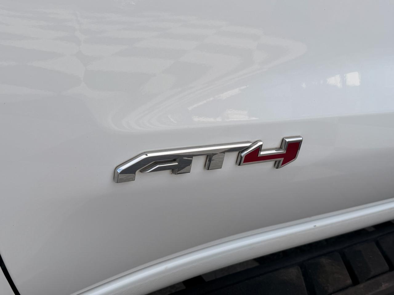 GMC Sierra 1500 AT4 Crew Cab 4WD 2024