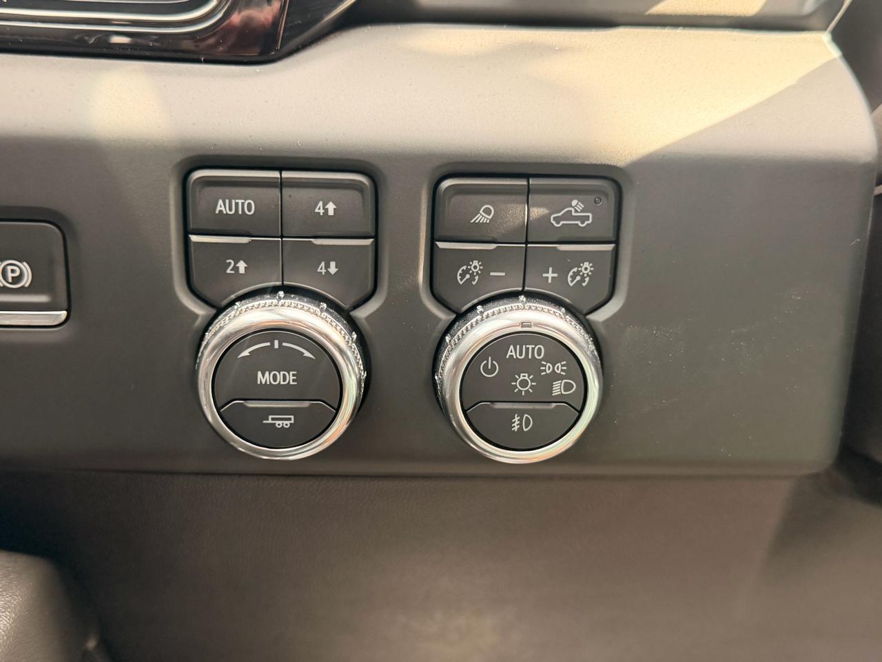 GMC Sierra 1500 AT4 Crew Cab 4WD 2024