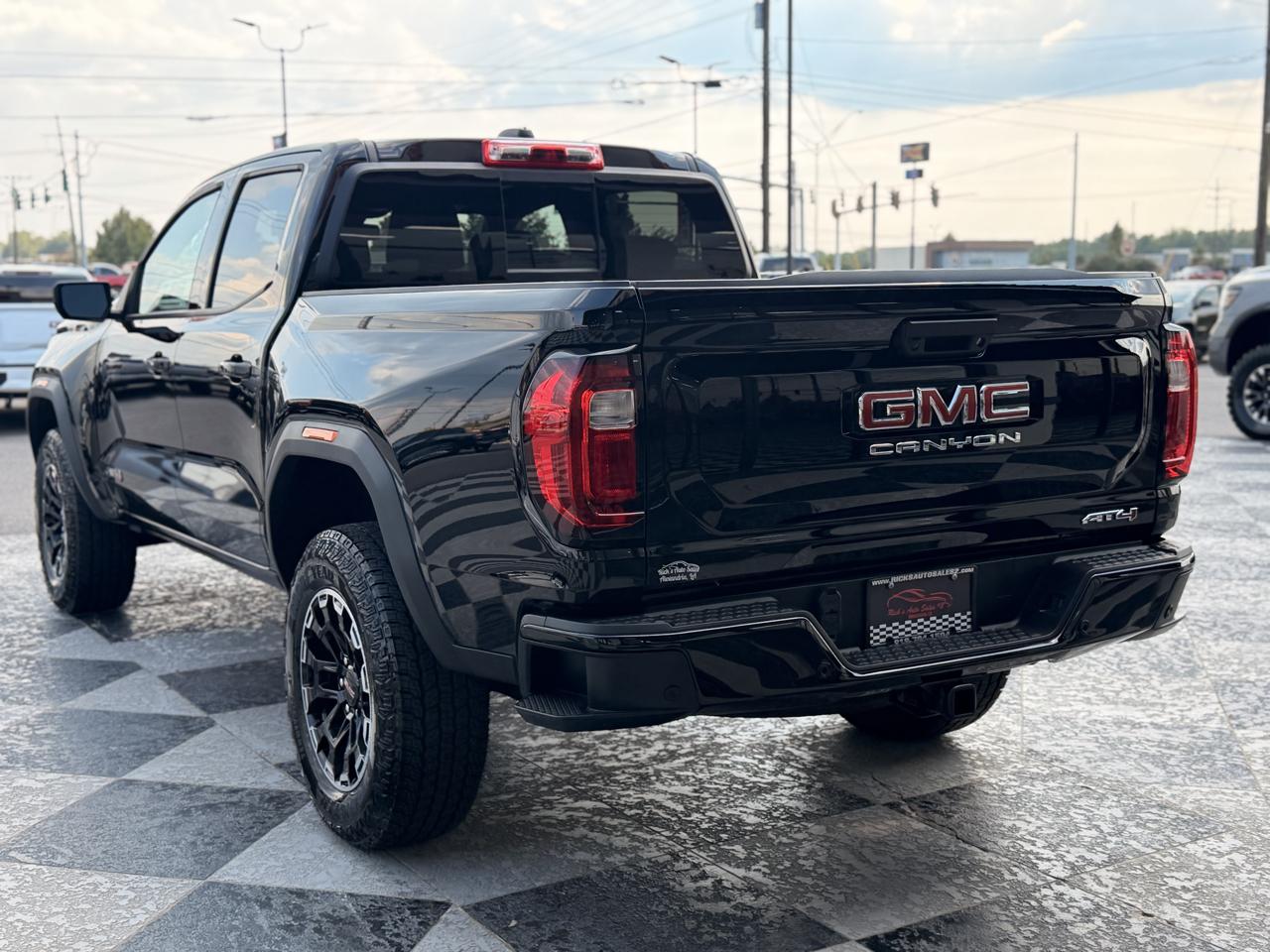 GMC Canyon AT4 Crew Cab 4WD 2026