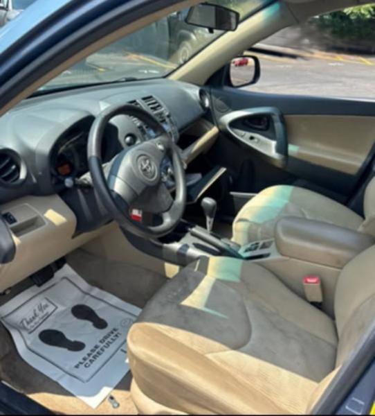 Toyota RAV4 Base I4 2WD 2010