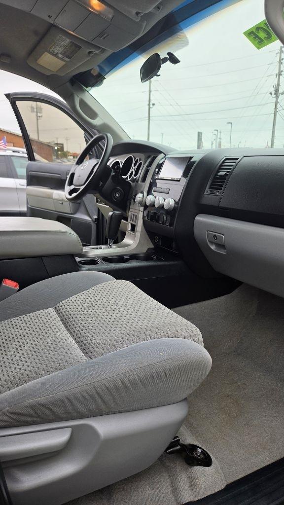 Toyota Tundra 4WD Truck CrewMax 5.7L FFV V8 6-Spd AT (Natl) 2009