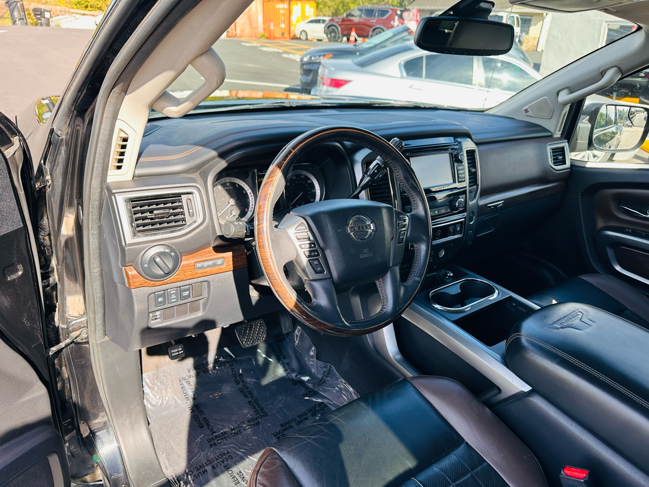 Nissan Titan Platinum Reserve Crew Cab 4WD 2017 Nissan Titan Platinum Reserve Crew Cab 4WD 2017