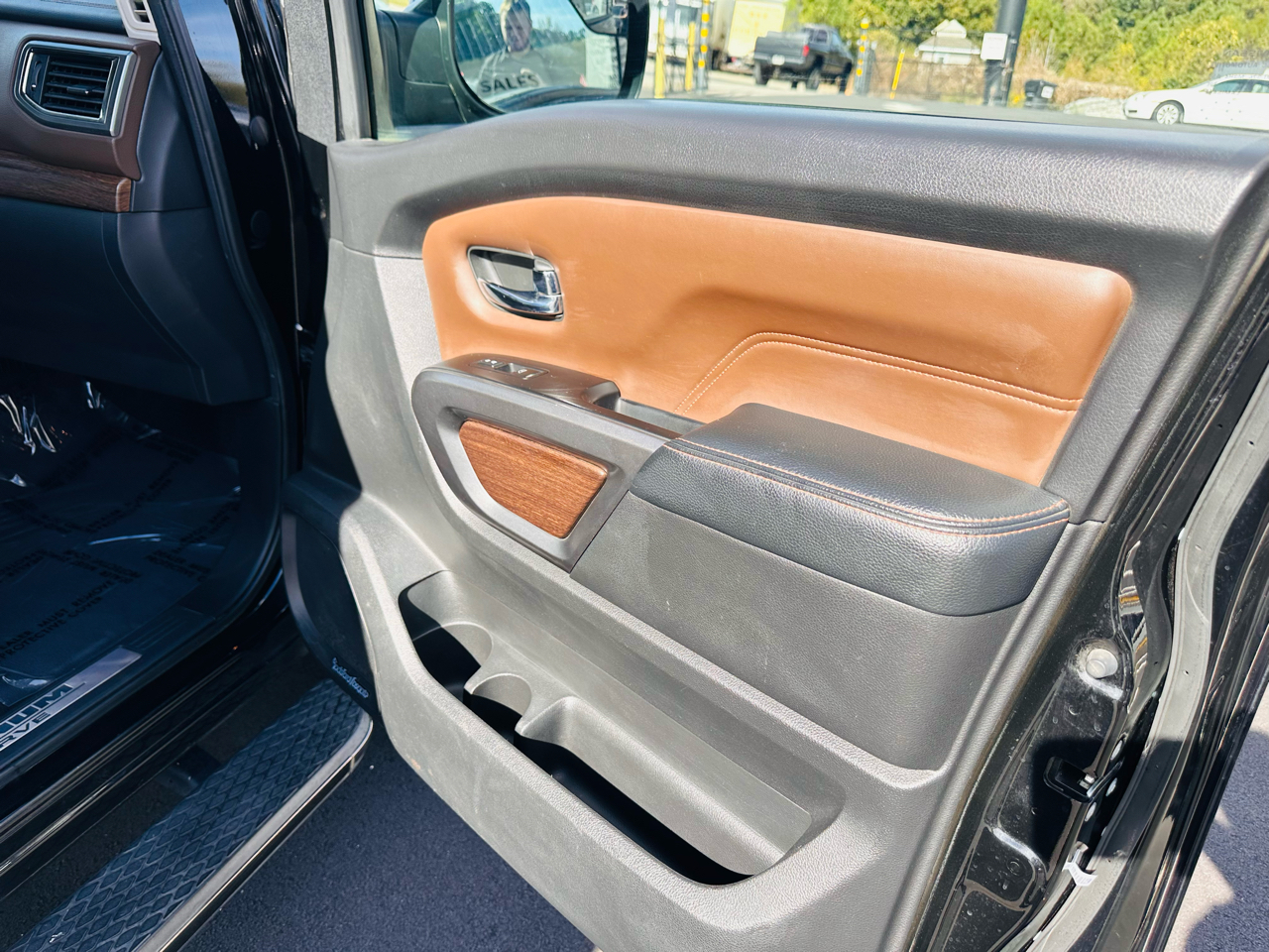 Nissan Titan Platinum Reserve Crew Cab 4WD 2017 Nissan Titan Platinum Reserve Crew Cab 4WD 2017