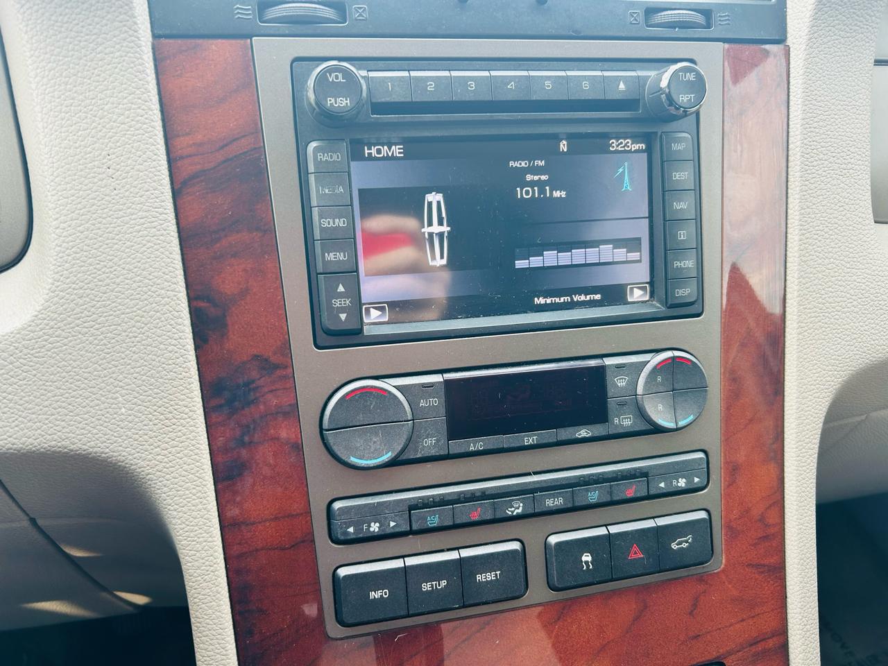 Lincoln Navigator 2WD 2011