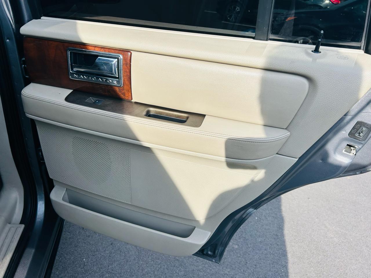 Lincoln Navigator 2WD 2011